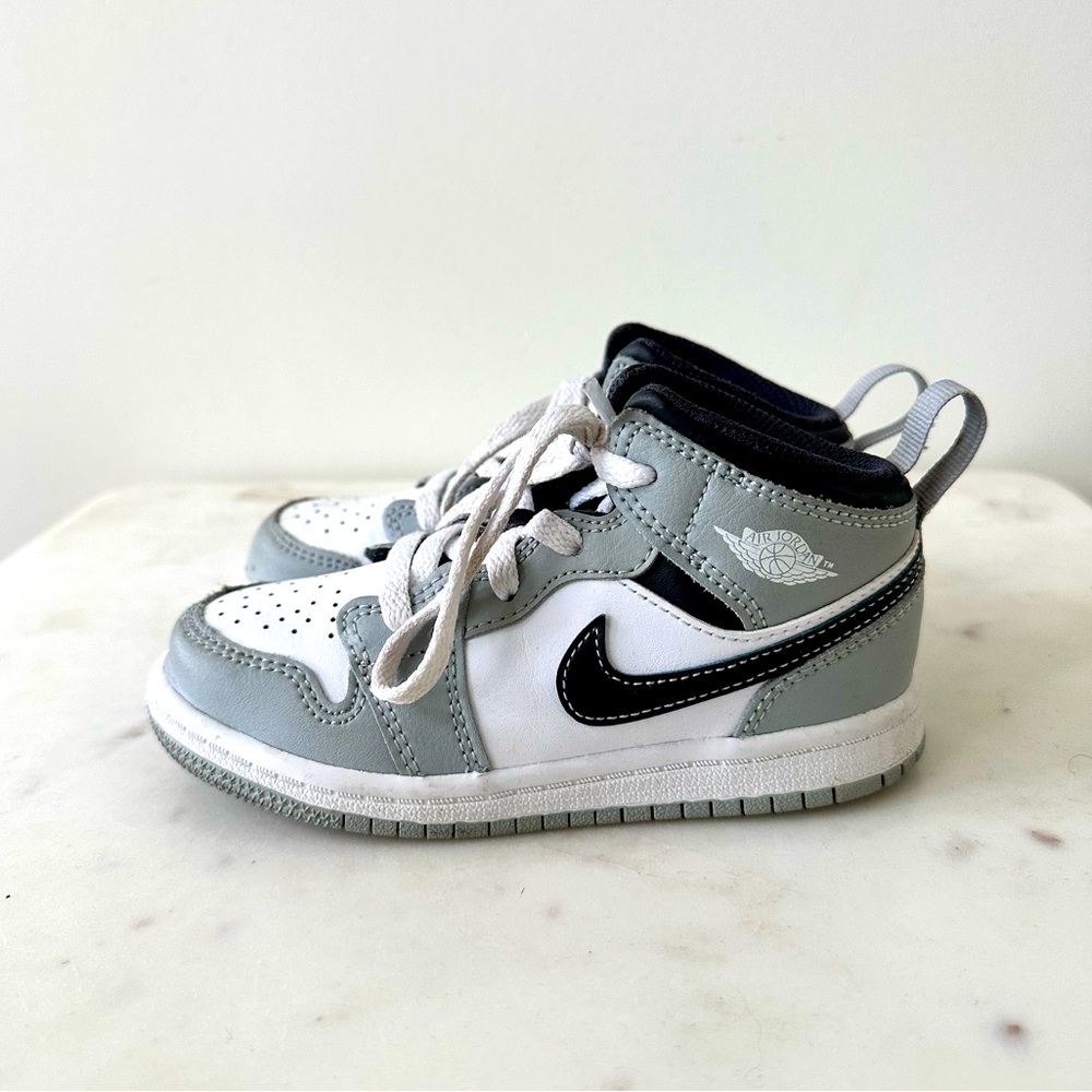Kids Air Jordan 1 Mid PS “Light Smoke Grey”, Size 9